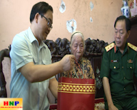 Bí thư Thành ủy Hoàng Trung Hải thăm, tặng quà gia đình chính sách quận Hoàn Kiếm